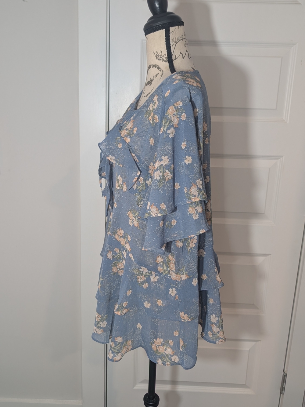 Torrid Blue Floral Ruffle Tie-Neck Blouse Size 2 - Picture 2 of 8